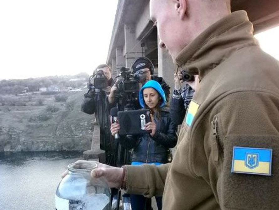 В Запорожье на "Мосту єдності" развеяли "прах Путина" (фото, видео)