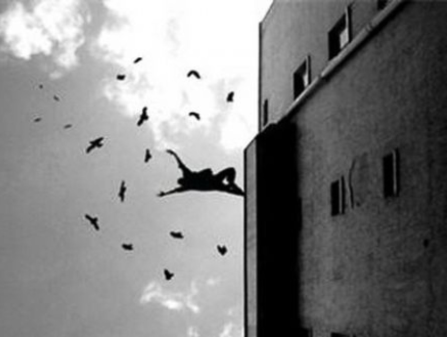 В Запорожье 15-летняя девочка выпрыгнула из окна. Педагоги молчат о причинах 