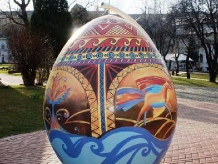 В столице представили двухметровую писанку, изготовленную мастерами в Запорожье