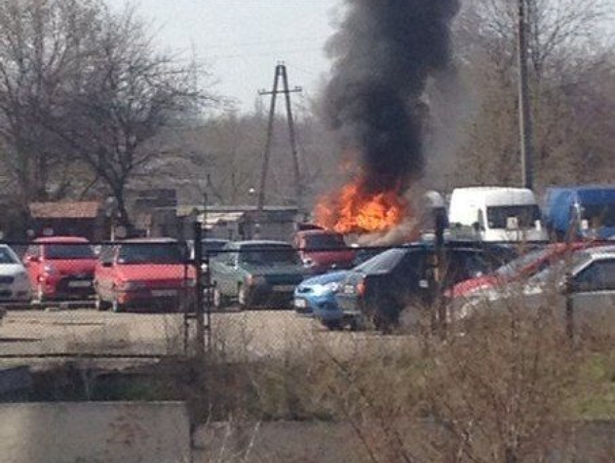 В Запорожье на автостоянке  взорвалась машина с водителем 