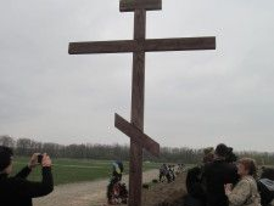 В Запорожье на кладбище открыли крест памяти погибшим воинам