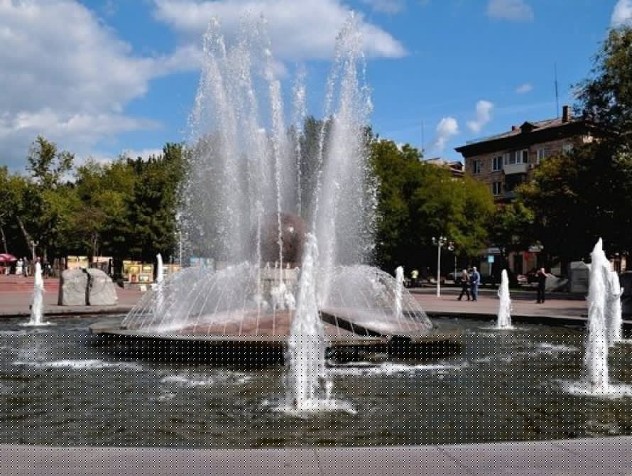 В Запорожье включили фонтан на пл. Маяковского 