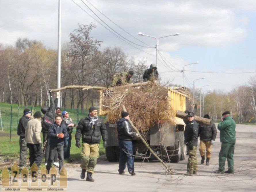В Запорожье губернатор вместе с мэром прибрались в парке (фото)