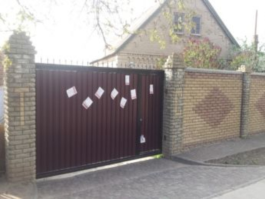 В Мелитополе депутату КПУ забор обклеили листовками о сепаратизме