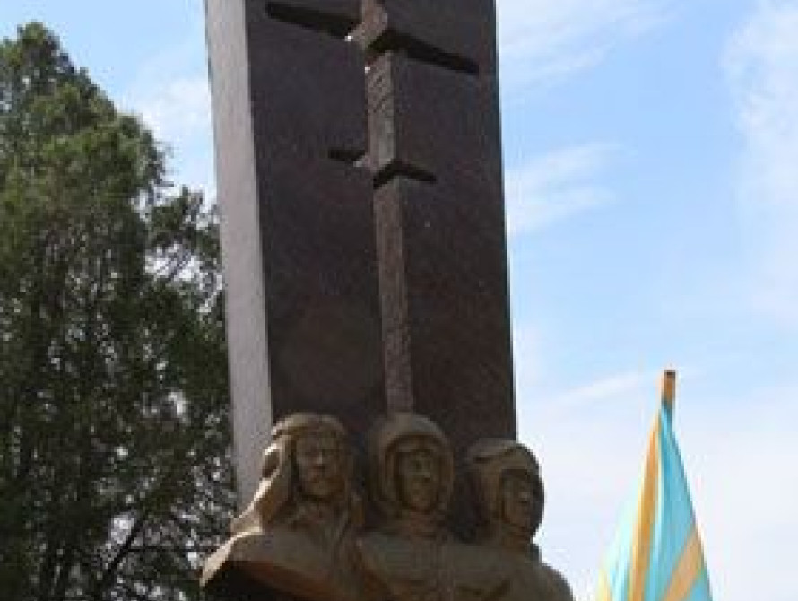 В Мелитополе открыли памятник авиаторам (фото) 