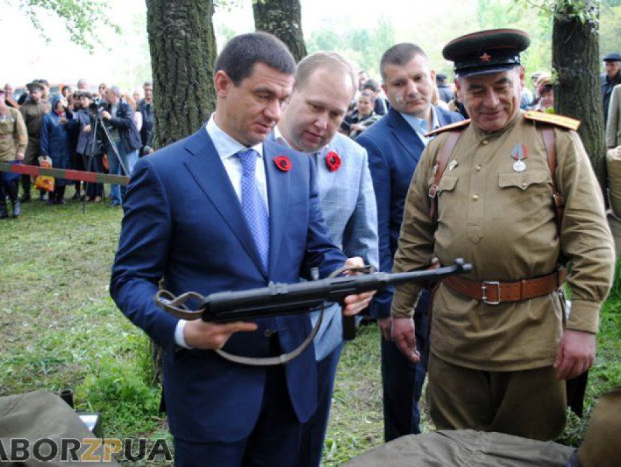 9 Мая в Запорожье: мокрый парк Победы, украинизация праздника и Самардак с автоматом (фото)