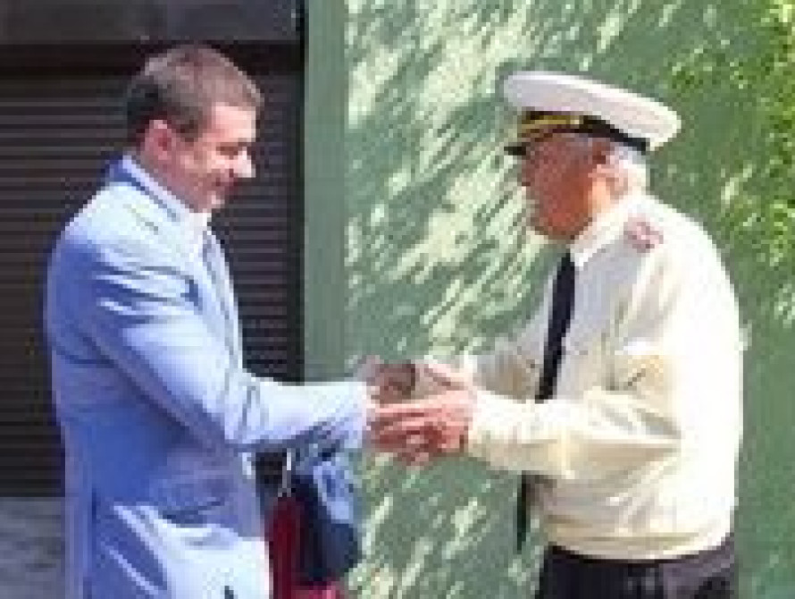 В Запорожье дед погибшего бойца АТО получил подарок от Порошенко и Кличко