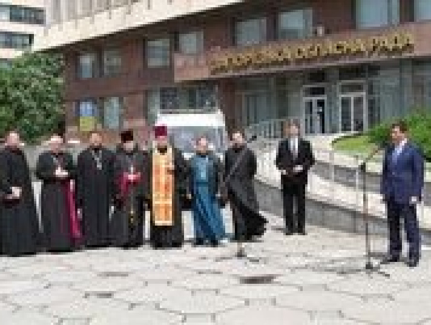 В Запорожье чиновники, не отходя от рабочего места, почтили память жертв политических репрессий 