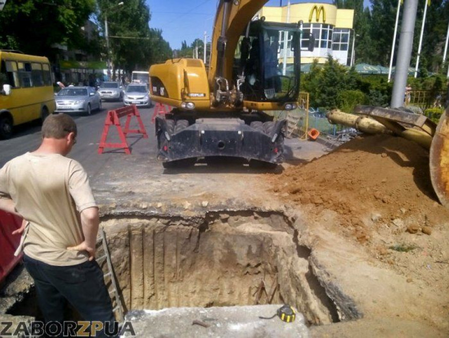 В Запорожье перерыли центральную транспортную развязку