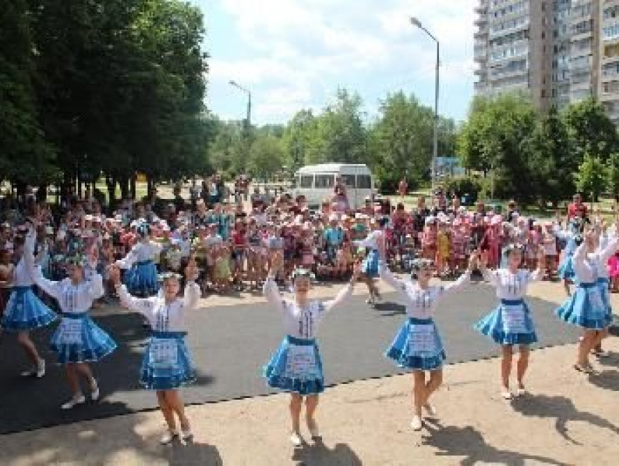 В Запорожье в парке на Бочарова дети с опозданием отметили День защиты детей 