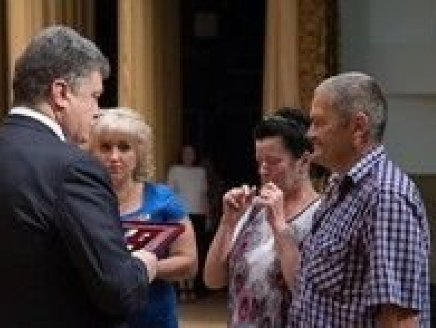 Президент вручил Звезду Героя родным погибшего в АТО лейтенанта из Запорожья  