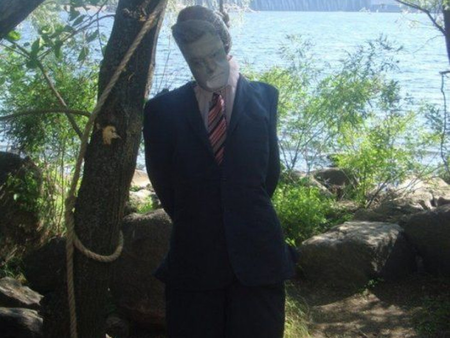 В Запорожье на Хортице подвесили чучело Порошенко