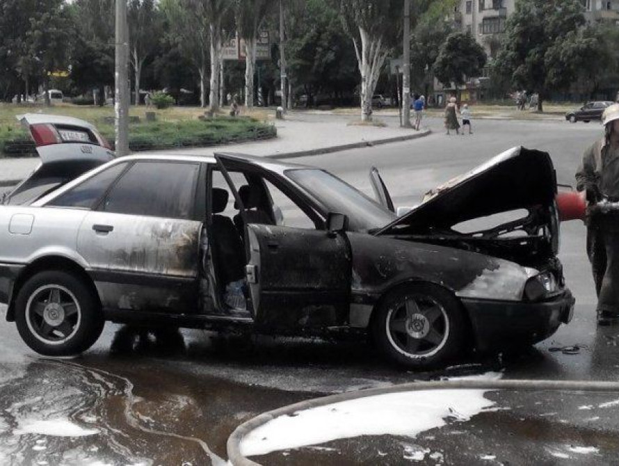 В Запорожье на Бабурке загорелся автомобиль (Фото)