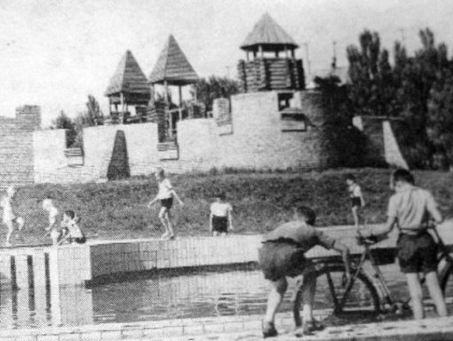 В Запорожье в парке Трудовой Славы коммунальщики снесли детский городок-крепость