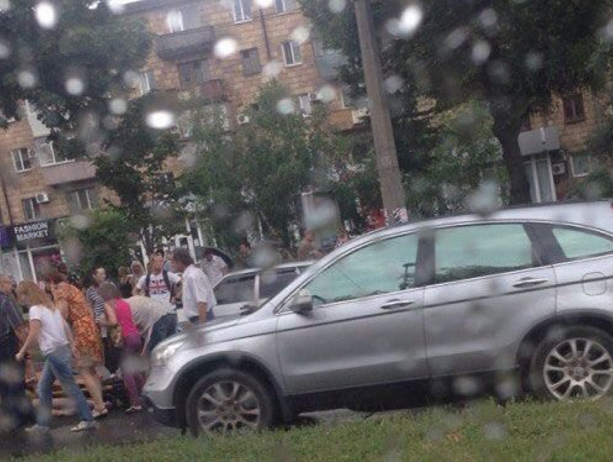 В центре Запорожья Honda сбила двух девочек, водитель авто бросился в бега (фото, видео)