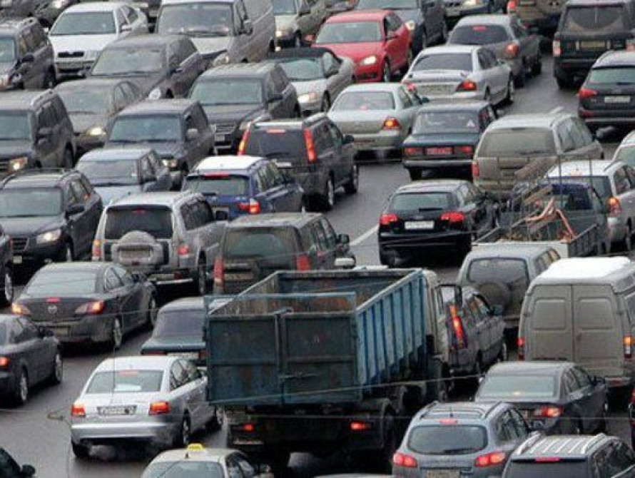 Из-за ливня в Запорожье образовалась километровая пробка на набережной (Фото)