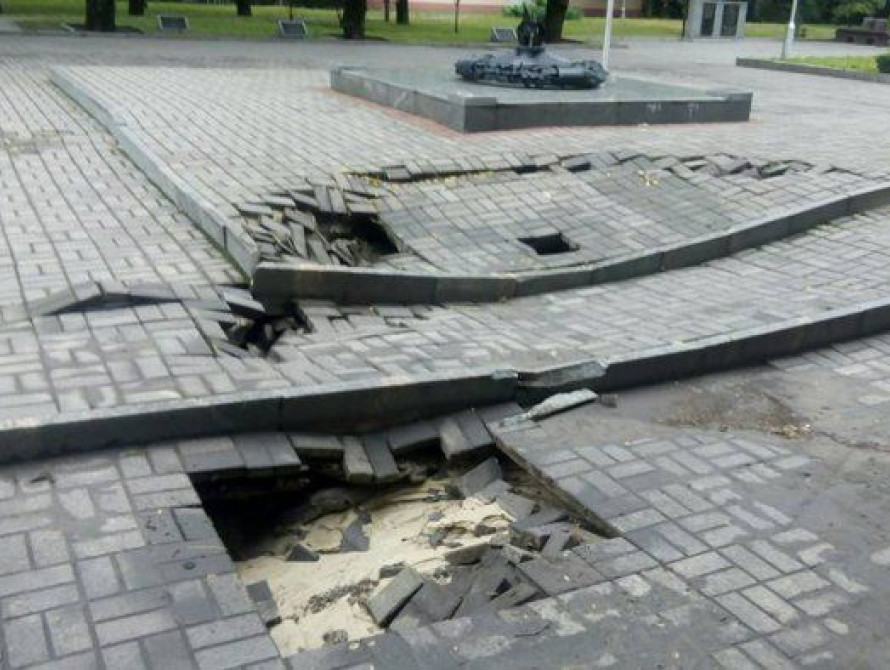 В Запорожье размыло Аллею Боевой Славы (фото)