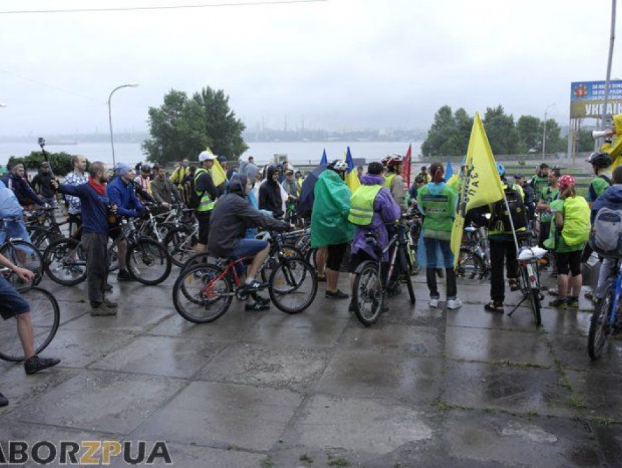 Велопробег "Критическая масса" прошел в Запорожье, не смотря на погоду 