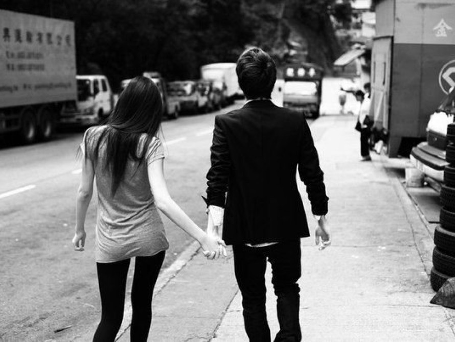 В Запорожье активисты провожают девушек домой