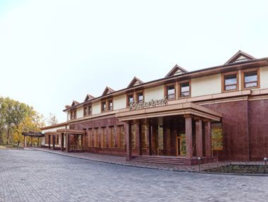 В Запорожье отельный комплекс в "Дубовке" должен будет содрать  тротуарную плитку возле своего здания