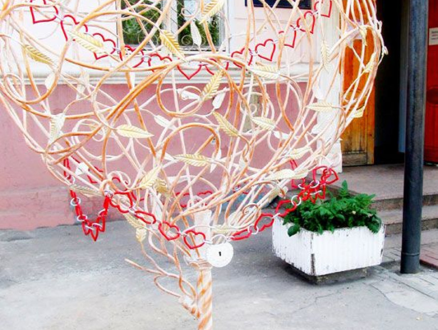 В Запорожье появилась новая достопримечательность – "Дерево любви" (фото)