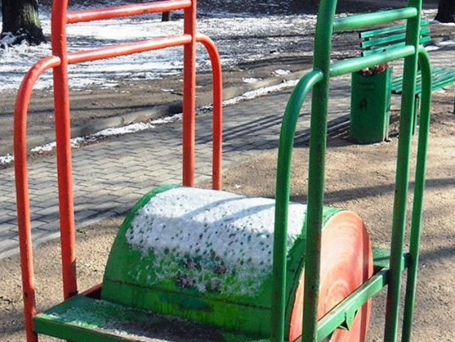 В Запорожской области, на детской площадке, ребенок застрял в тренажере