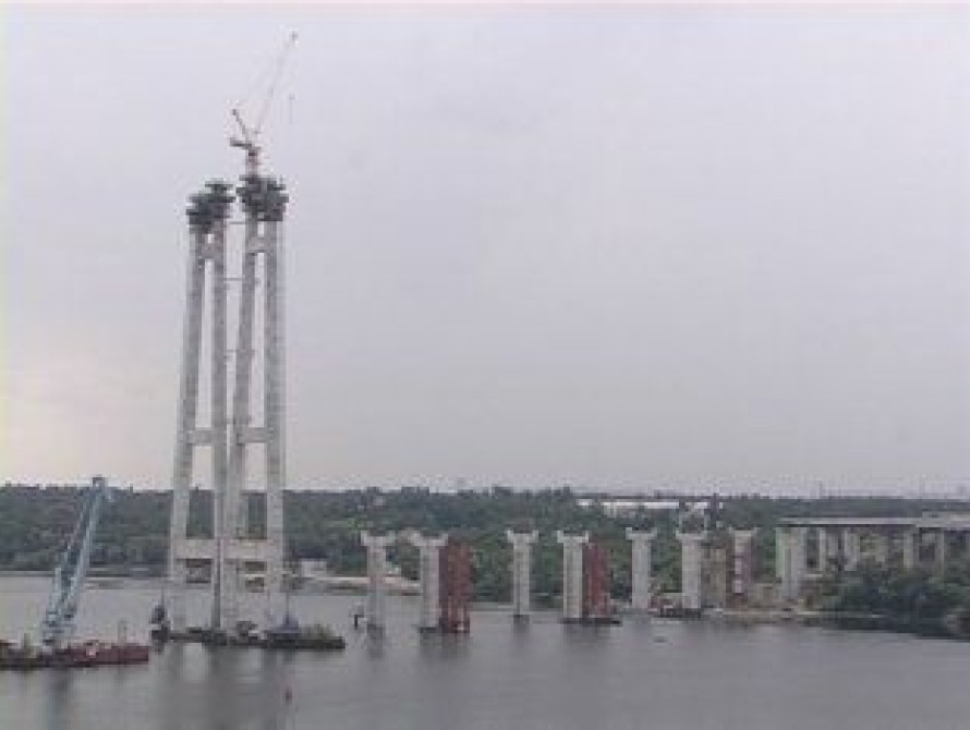 В Запорожье недостроенный мост разбирали на металлолом