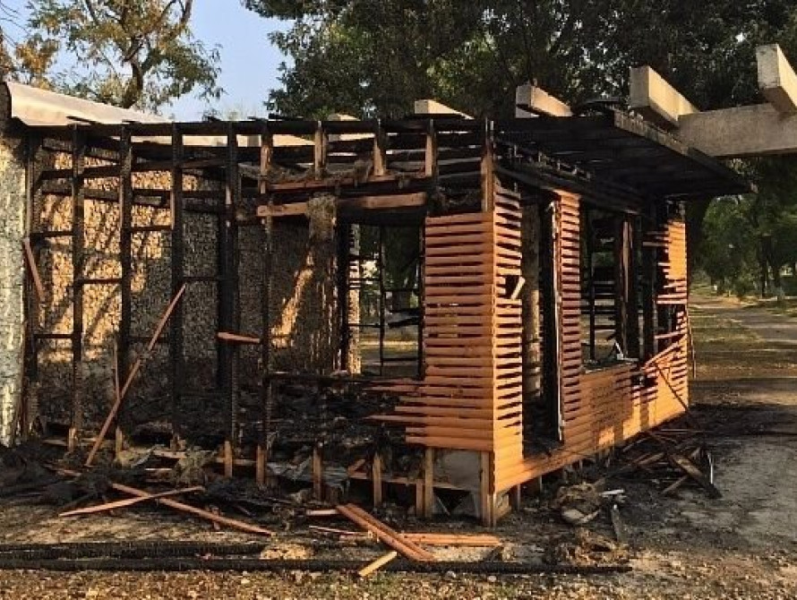 В Бердянске злорадствуют по поводу сгоревшего киоска в "парке"