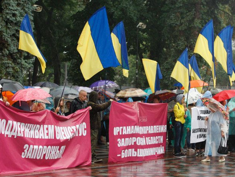 Запорожцы массово вышли под Верховную Раду с требованием рассмотреть законопроект о специальном статусе Запорожья
