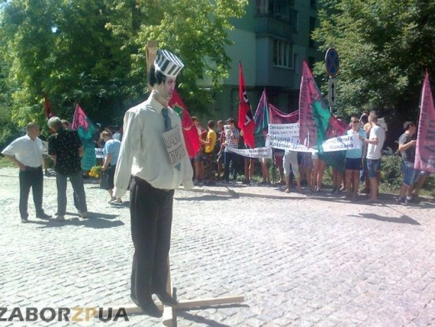 В Запорожье со второй попытки сожгли чучело Александра Шацкого (фото)
