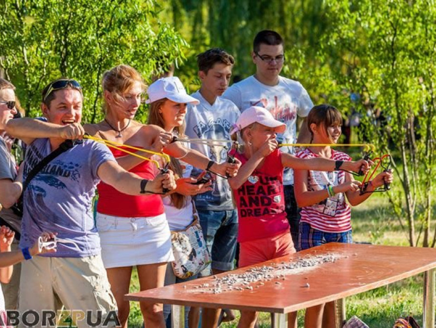 В Запорожье для детей переселенцев устроили масштабный праздник в городском парке (фото)