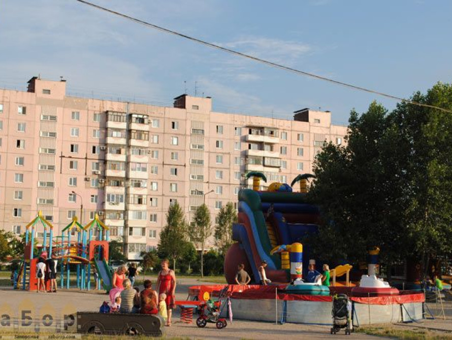 В Запорожье на "Песках" негодуют мамочки:  из парка коммунальщики выносят лавочки