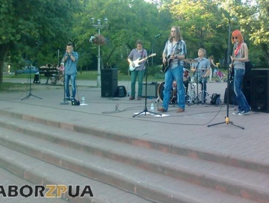 В Запорожье на пл. Маяковского исполнили блюз и рисовали картины краской из баллончиков (фото)