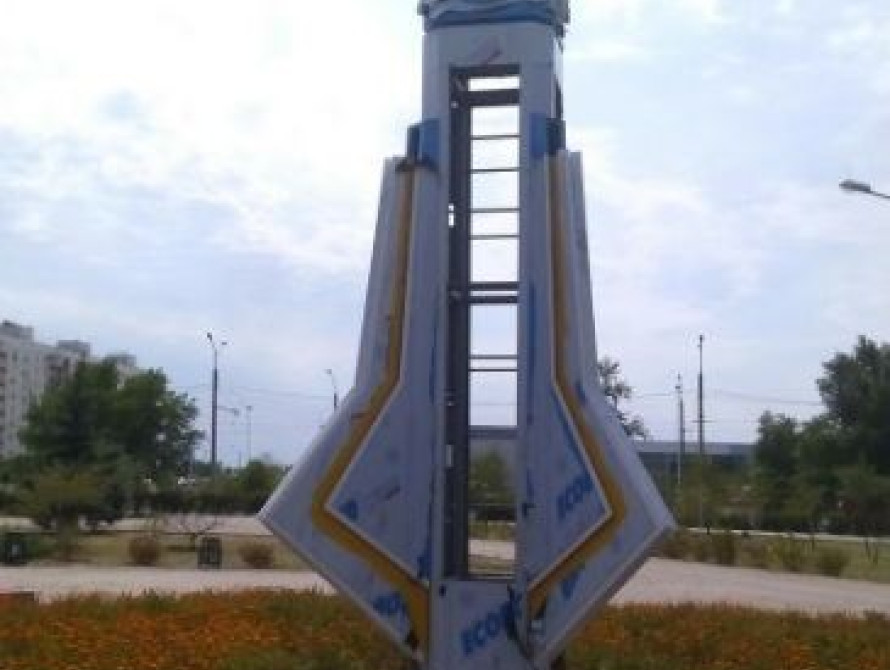 В Запорожье на "Песках" начали возводить стелу (фото)