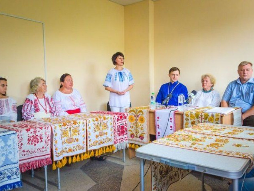 В Запорожье ко Дню независимости рукодельницы создали рушник-оберег