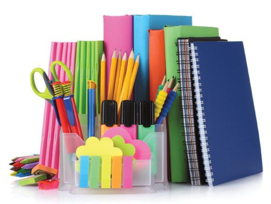 В Запорожье дети переселенцев получили школьную канцелярию