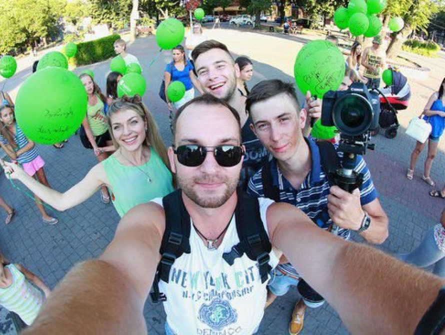 В Запорожье провели флешмоб "Послание небесам"