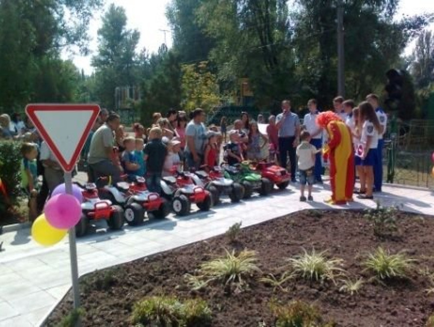 В Запорожье в парке "Дубовая роща" открыли детскую автошколу