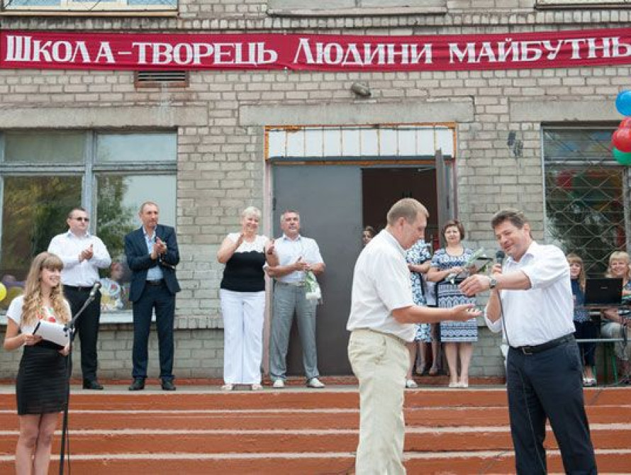 Запорожской школе на 1 сентября подарили автомобиль