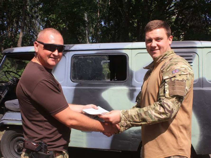 Запорожские волонтеры подарили военным автомобиль