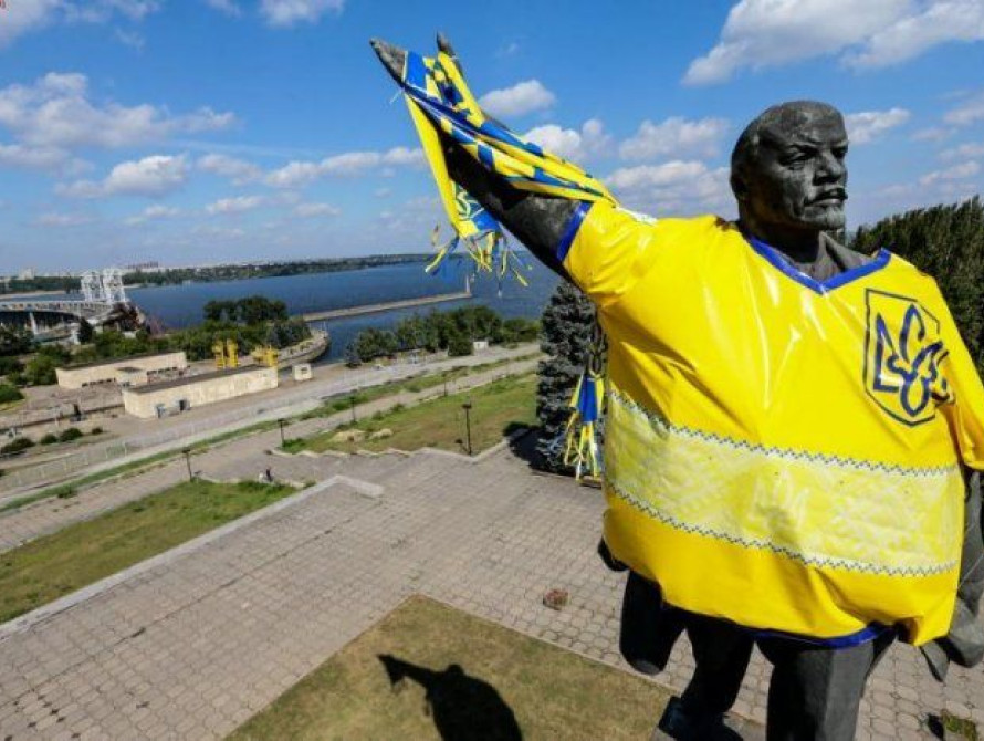 В Запорожье Ленина одели в футболку сборной Украины.
