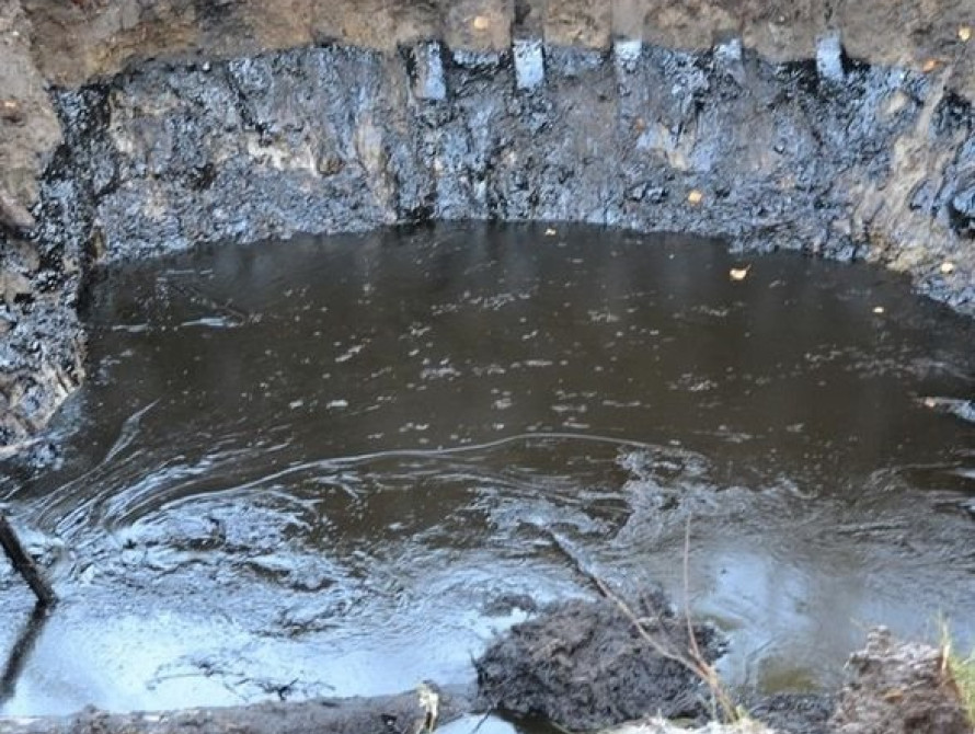 В Токмаке пенсионерка упала в яму со смолой