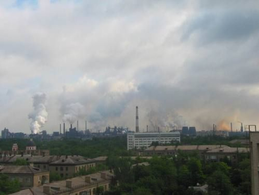 В Запорожье управление Стекольного завода блокировали вооруженные люди в масках