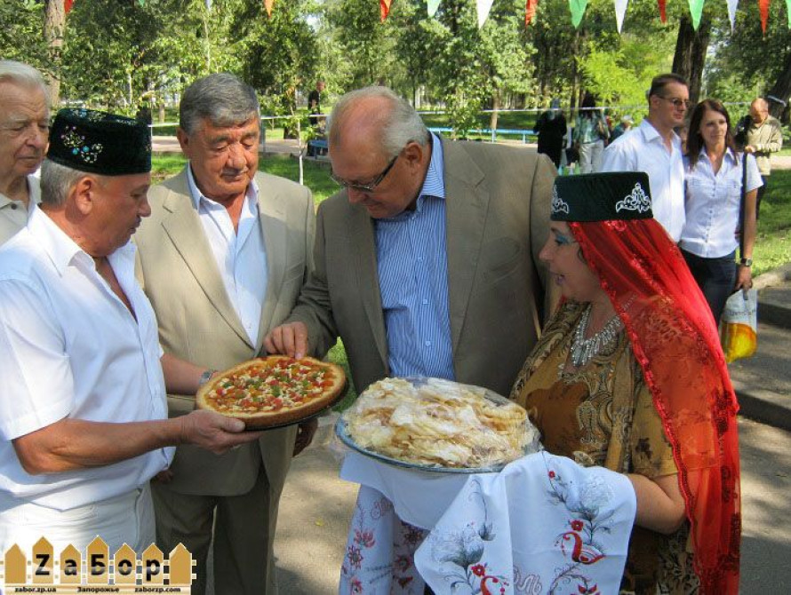 На Сабантуе мэру Запорожья подарили рушник на палке