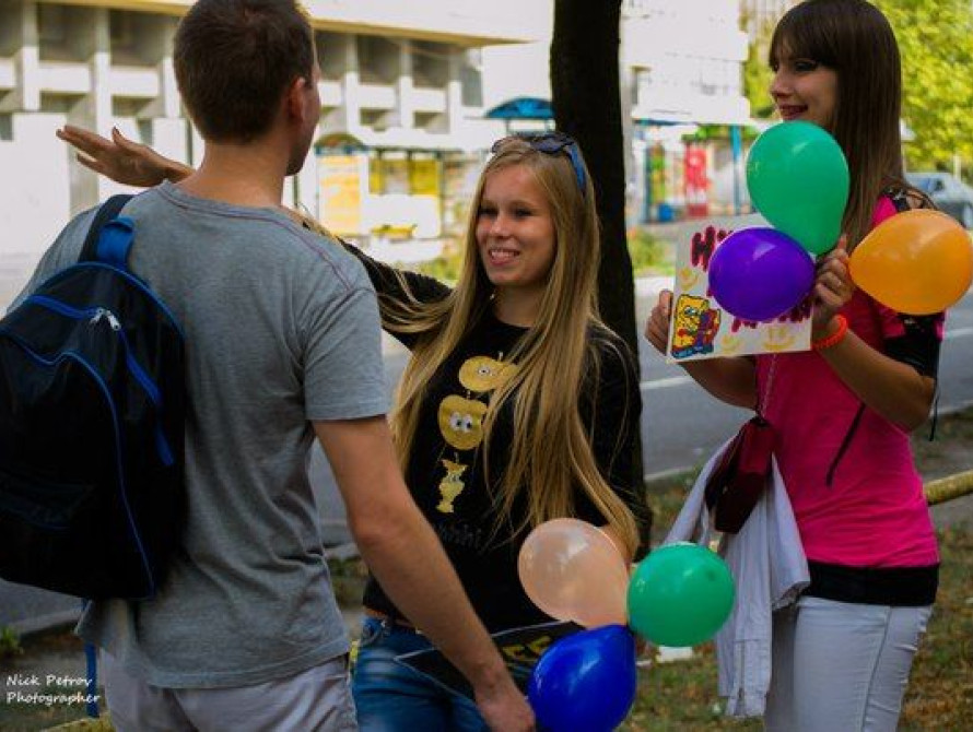 Участники флешмоба в Запорожье просто так обнимали прохожих