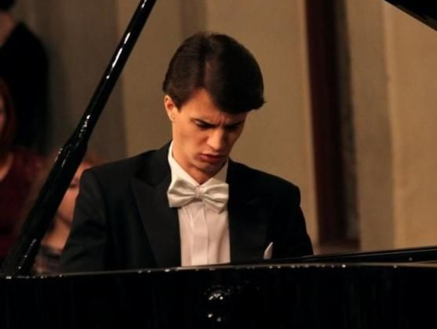 В Запорожье на открытии 59-го симфонического сезона в филармонии рисовали картину