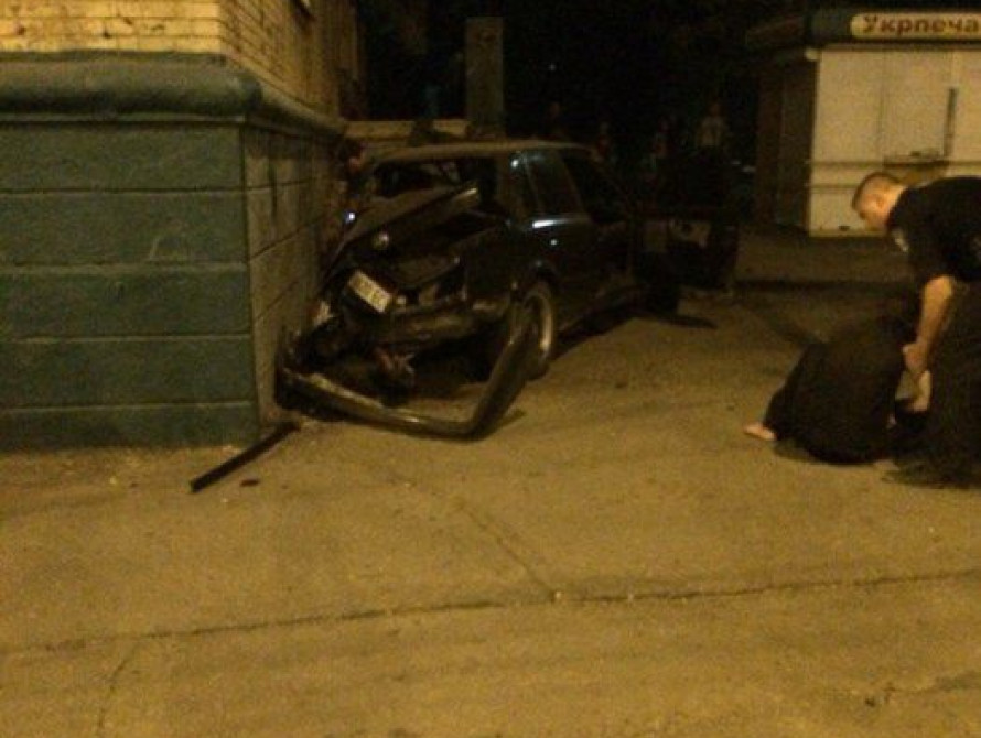 В центре Мелитополя лихой водитель иномарки влетел в стену дома и разбил машину
