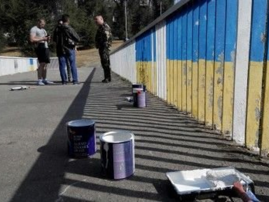 В Запорожье мост на Набережной обещают перекрасить обратно в цвета украинского флага ко Дню города