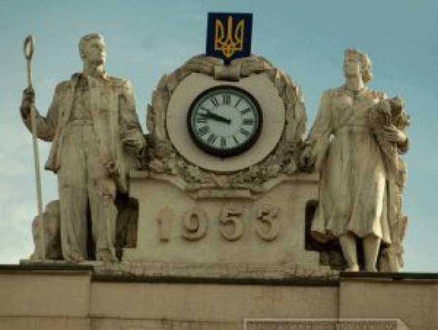 На барельефе вокзала "Запорожье 1" под трезубцем установили часы