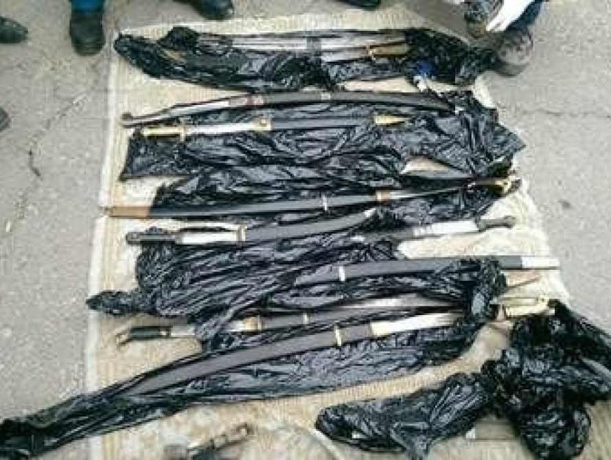 Контрабандисты из Запорожья пытались незаконно провезти в РФ древние сабли и кинжалы